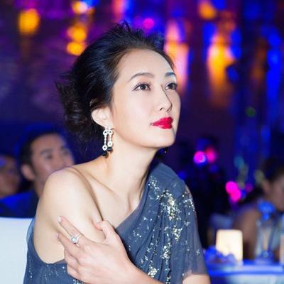 52歲孟廣美不服老，盛裝出席驚艷全場，第一凍齡女神另有其人？