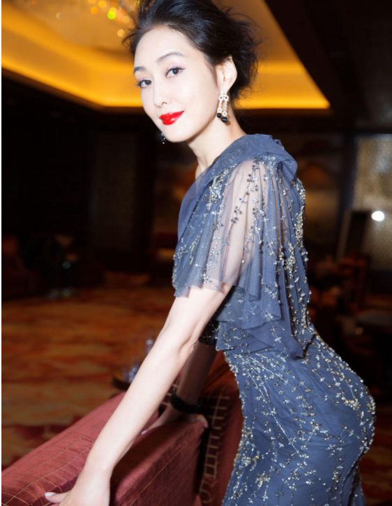 孟廣美53歲照樣美出圈，傲人身材穿斜肩連身裙，駕馭起來沒壓力