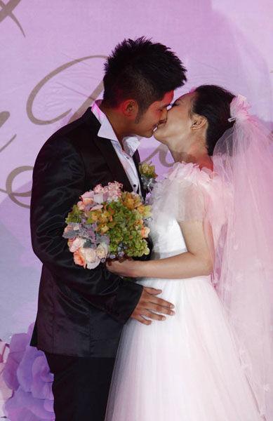 潘陽忙著旅行，小石頭依偎在爸爸懷裡，潘長江忙著澄清：我還活著？