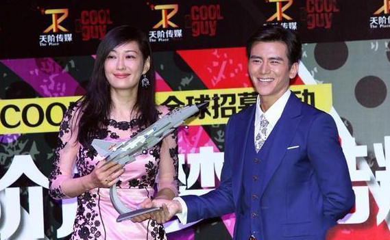 54歲孟廣美還愛扮嫩，穿粉紅色短裙秀長腿，178的身材比例太矚目