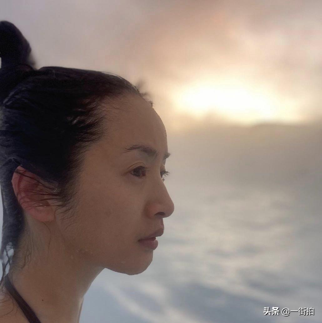 林依晨真沒明星包袱，大冬天泡溫泉曬素顏照片，38歲皮膚像20歲