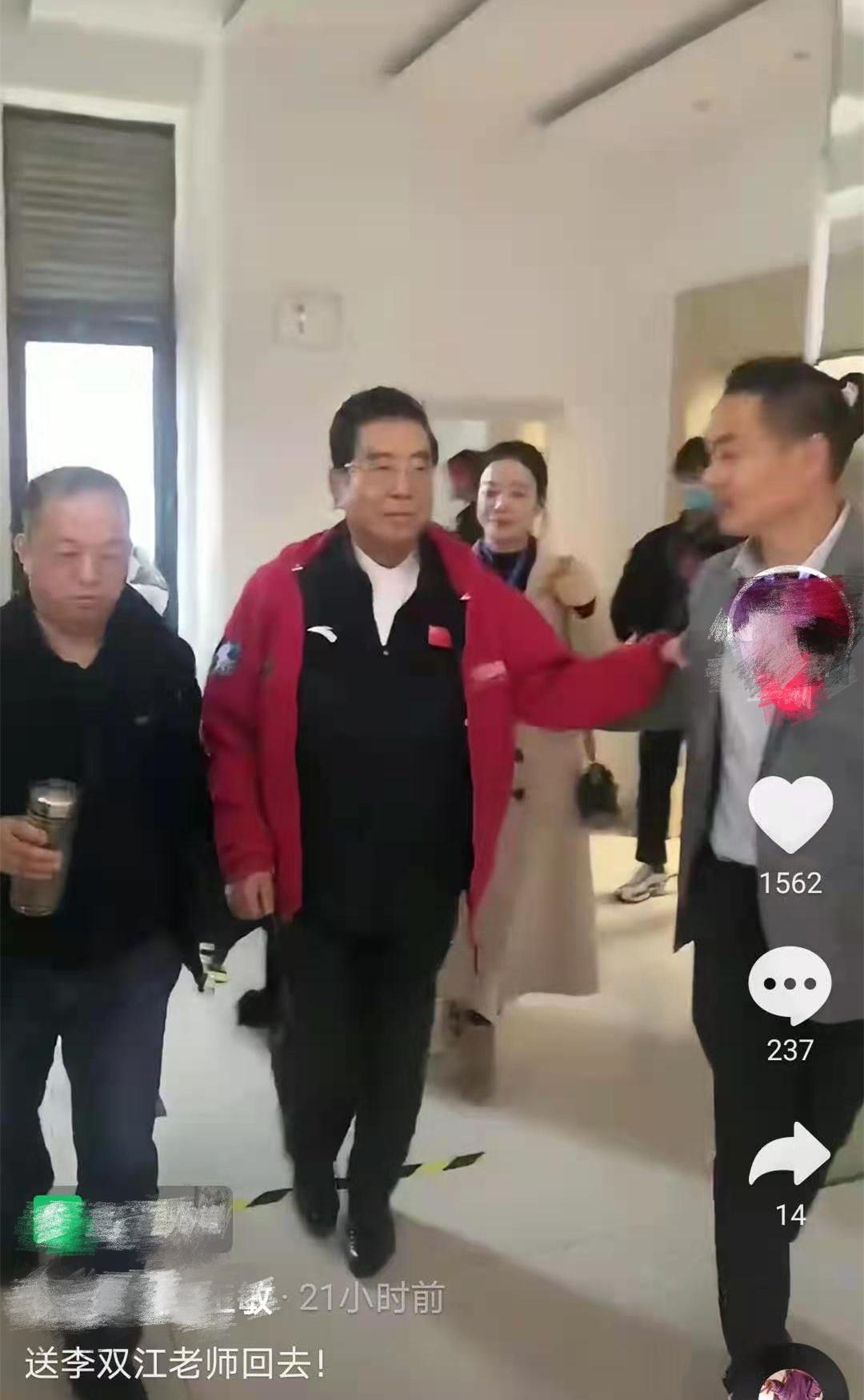 82歲李雙江曝近況，6人簇擁隨行陣仗大，一件紅外套反覆穿3年