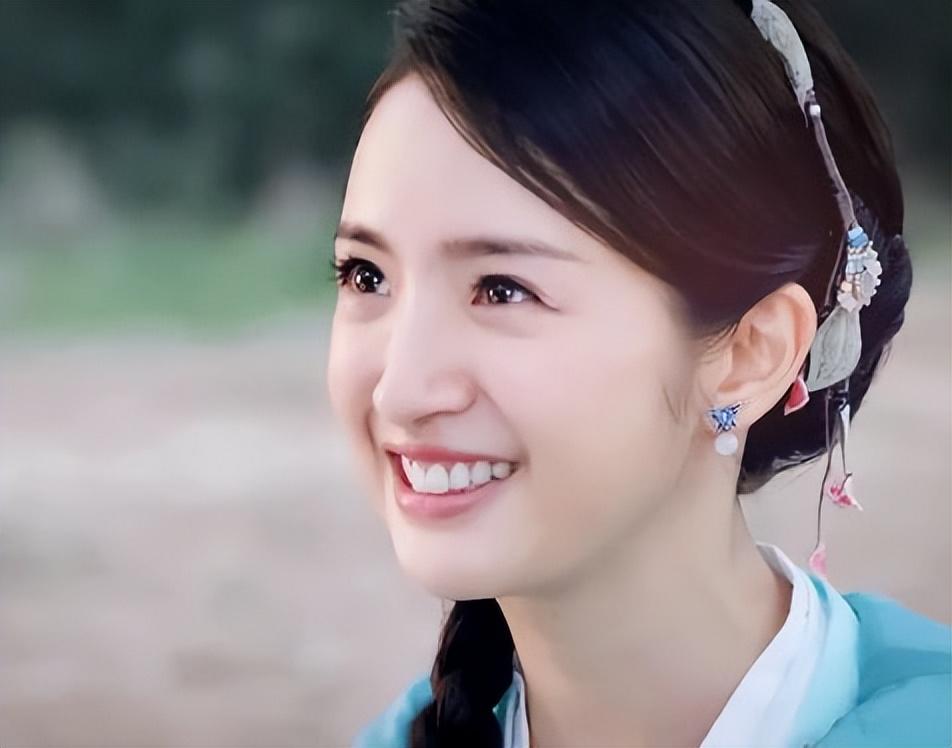 林依晨深夜曬照分享看劇心得，女兒小小林罕露面，長相引網友熱議