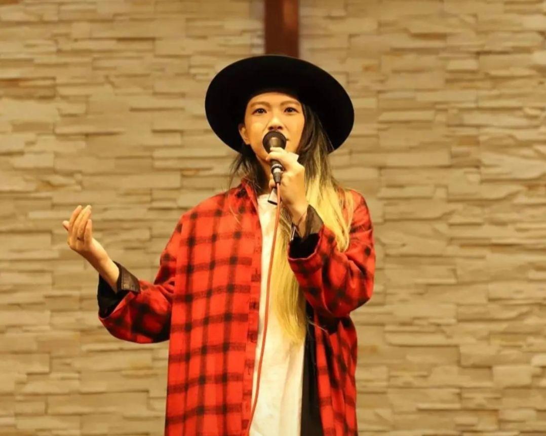 《偏愛》原唱張芸京，曾因星途受阻一度想吞藥自殺，如今涅槃重生