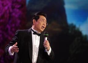 李雙江放歌地方春晚舞台，和嬌妻夢鴿兩人開心過大年