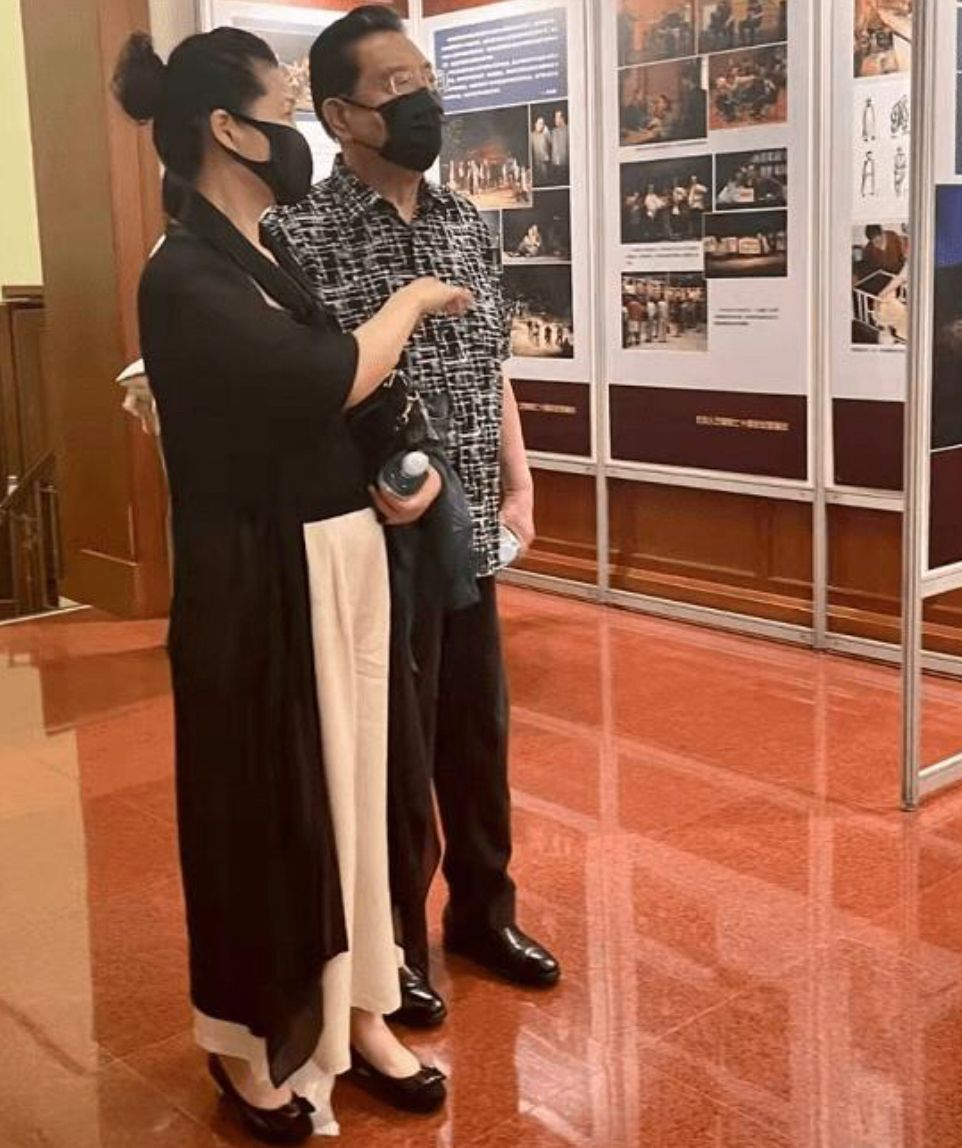 83歲李雙江打扮體面，梳大油頭皮鞋擦的光亮，跟56歲夢鴿好般配！