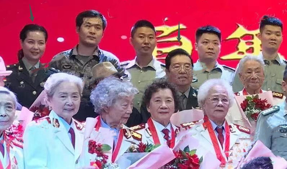 82歲李雙江帶著妻子同台演唱，歌聲高亢嘹亮中氣十足，不輸年輕人