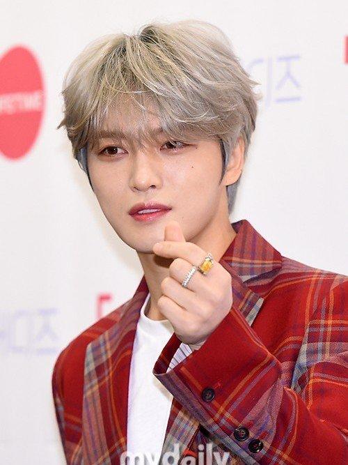 180cm金在中，身穿紅色格紋西裝，不愧是撕漫男