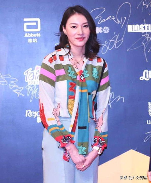 謝杏桃芳衣品真高，印花襯衫配西裝褲颯爽幹練，178cm身材不輸超模