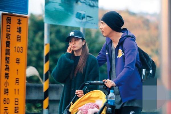 37歲週渝民帶女兒逛動物園，一家三口首次曝光同框照