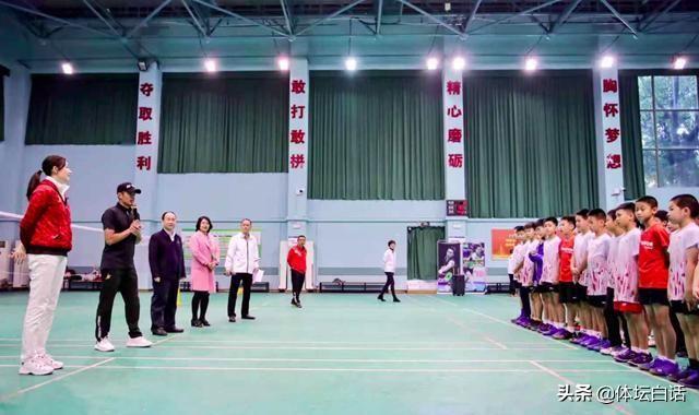 恩愛！ 37歲林丹退休後成為謝杏芳下屬，一起做活動舉止親密