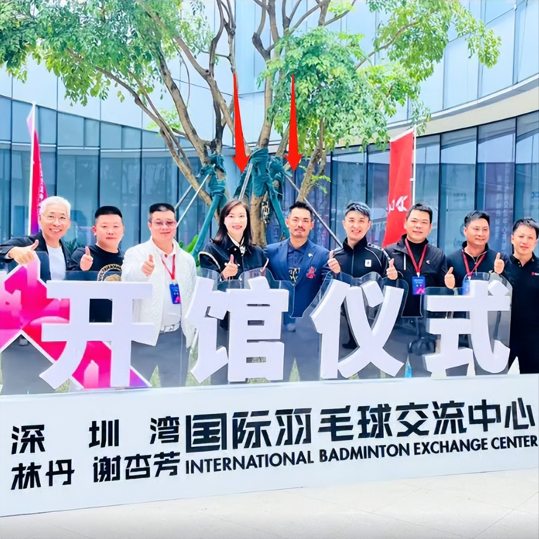 林丹夫婦現身球場開幕典禮！穿西裝留鬍鬚太帥氣，謝杏芳時尚貴氣