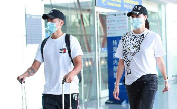 謝杏芳當了老闆氣場強，和林丹穿情侶裝走機場，林丹推行李變跟班