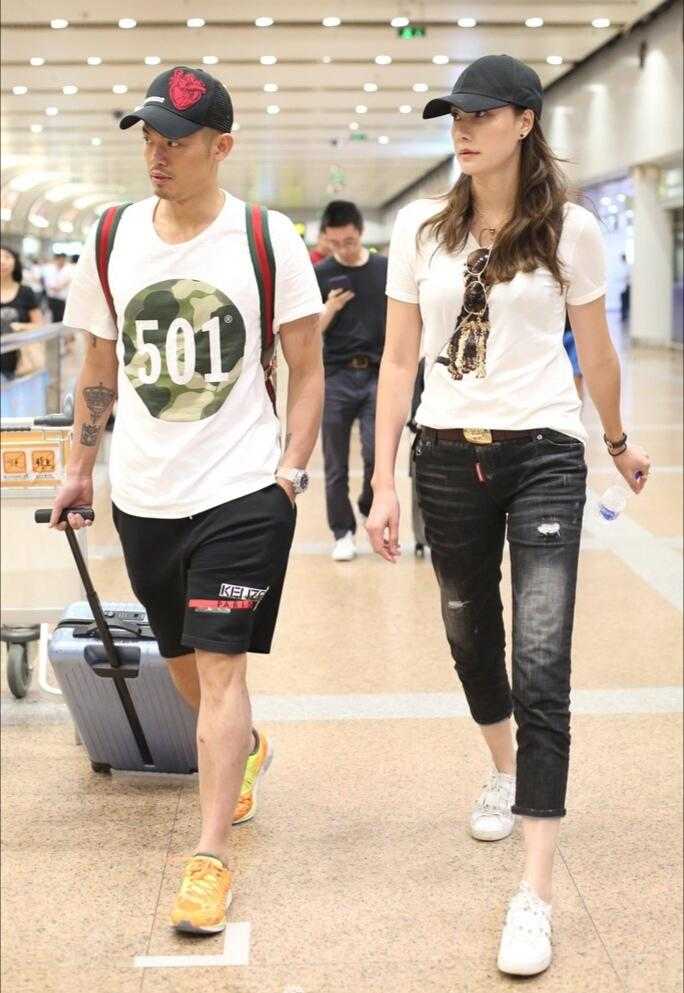 林丹謝杏芳低調走機場，都穿白T卹配棒球帽，謝杏芳的腿又直又細