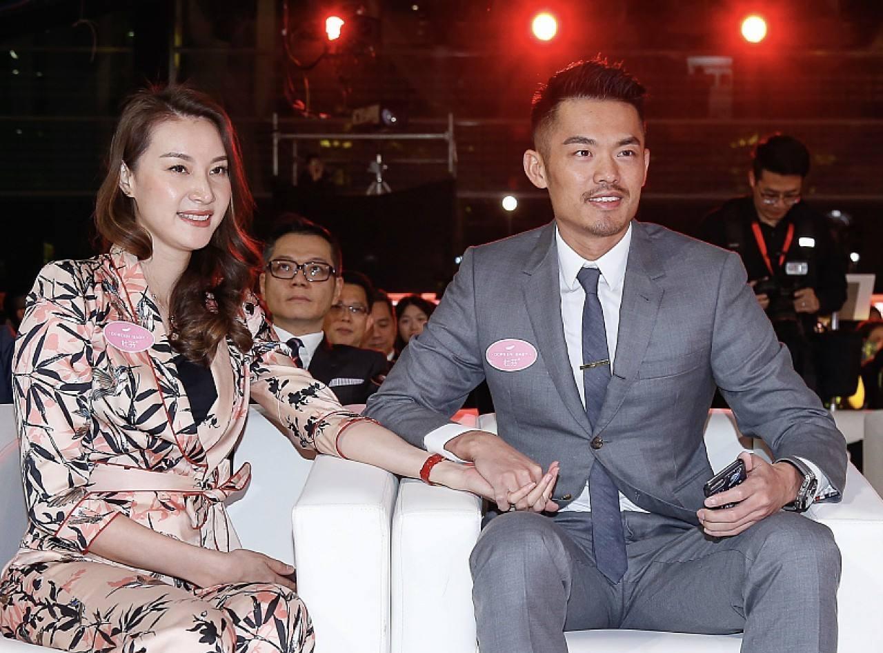 謝杏芳陪林丹出席活動，178穿西裝氣場真強，39歲越來越有女人味