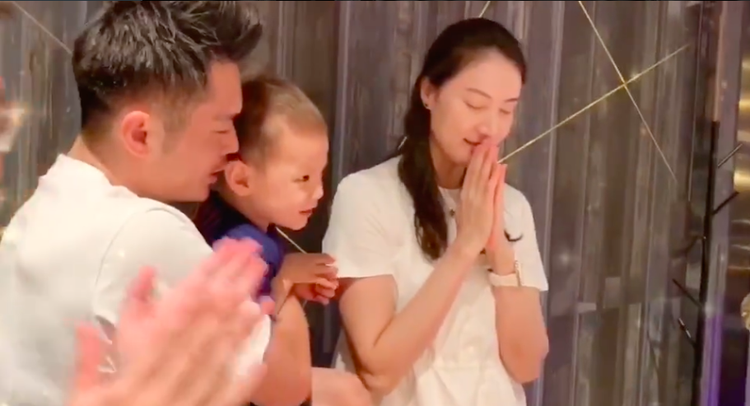 謝杏芳曬影片慶祝38歲生日，林丹抱著3歲兒子一同慶祝，畫面超溫馨