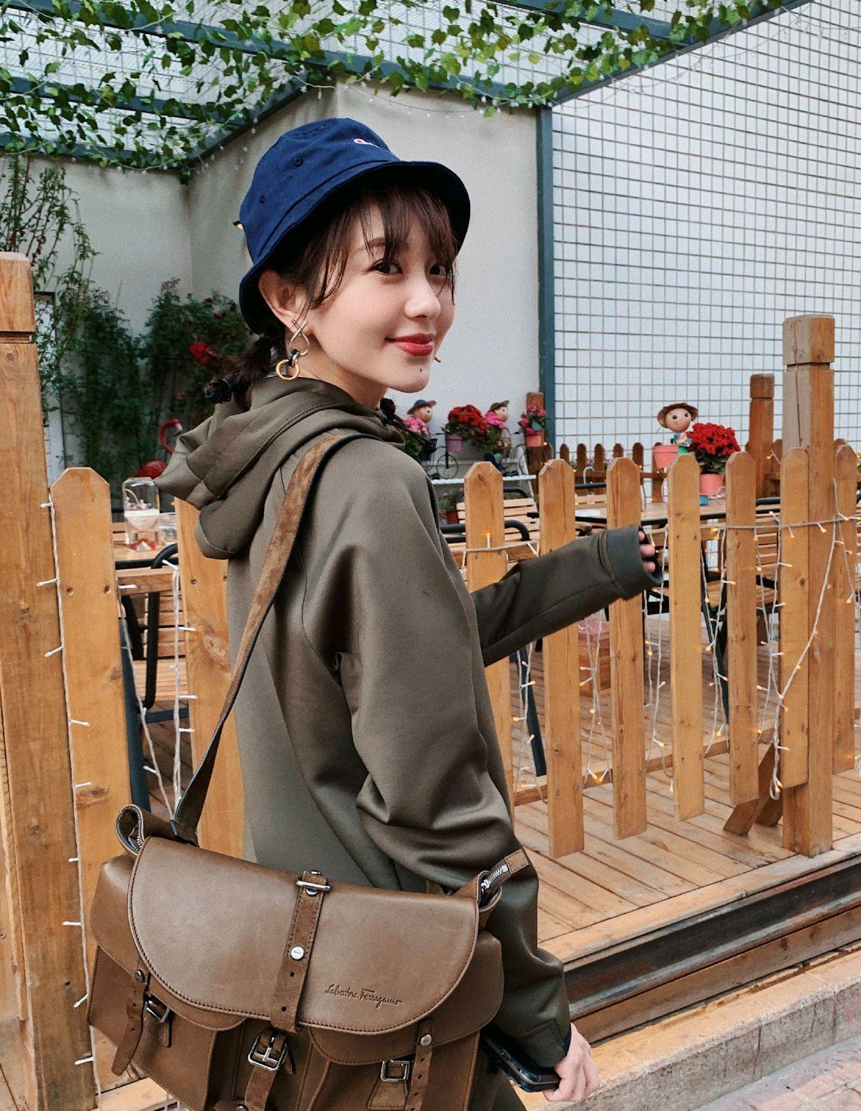 孫耀琦是穿搭小能手，棕色套裝配上藏青色漁夫帽，俏皮又時髦