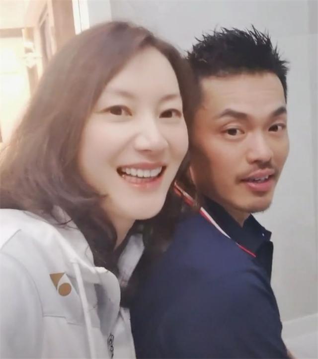 謝杏芳摟住老公秀恩愛！林丹浪子回頭刷碗哄媳婦開心：我就是這個命