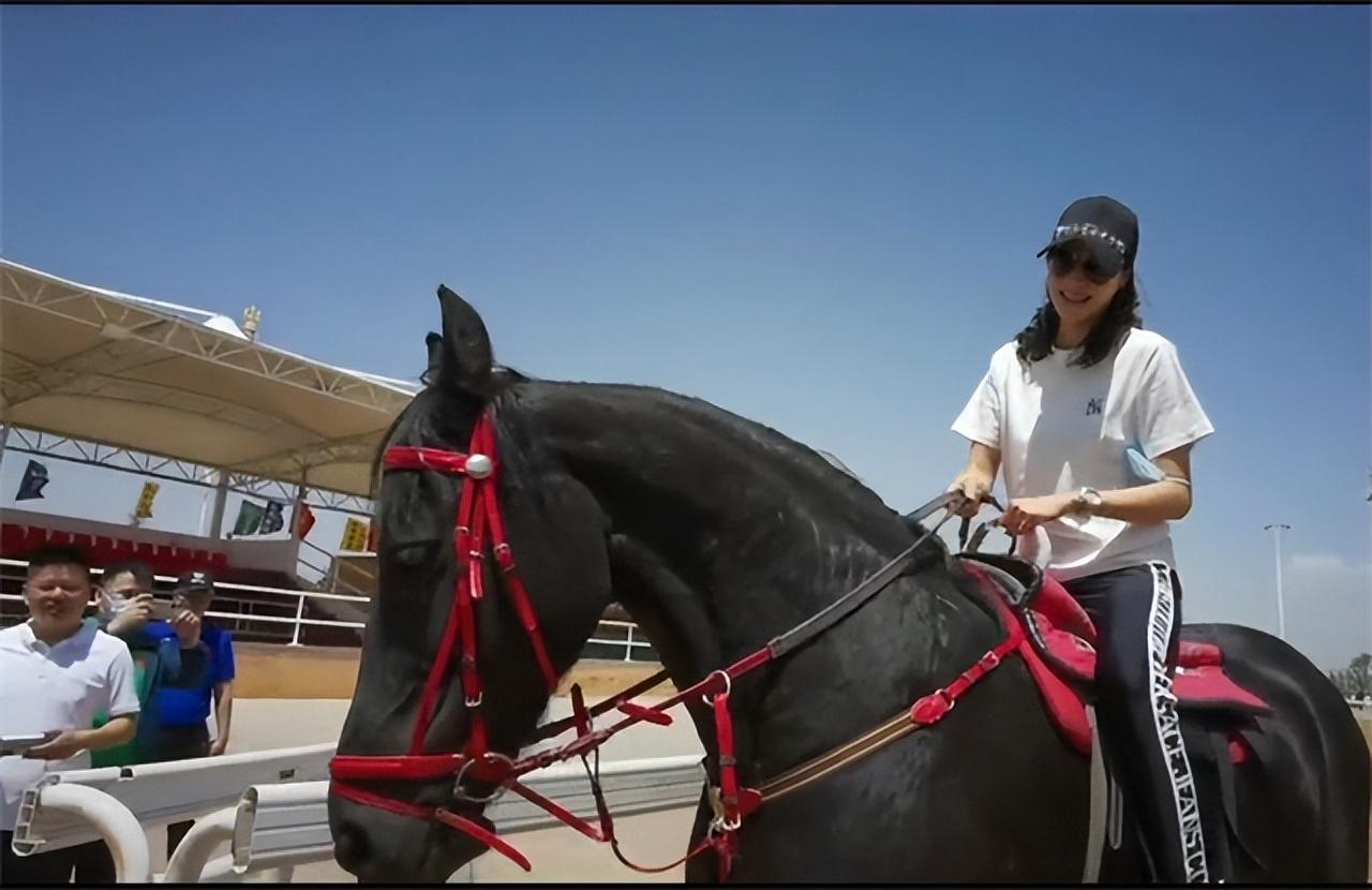謝杏芳家庭地位高，騎大黑馬開心秀長腿，林丹收心後夫妻感情好