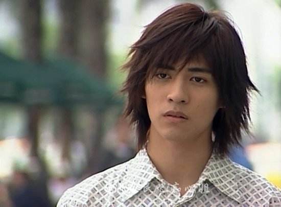 週渝民一家三口首度同框逛公園，曾經的花樣美男也變得成熟了