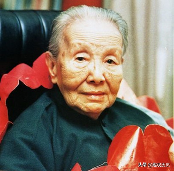 冰心簡介（孫子為何罵她“枉為人表”，還在墓碑上塗畫？）