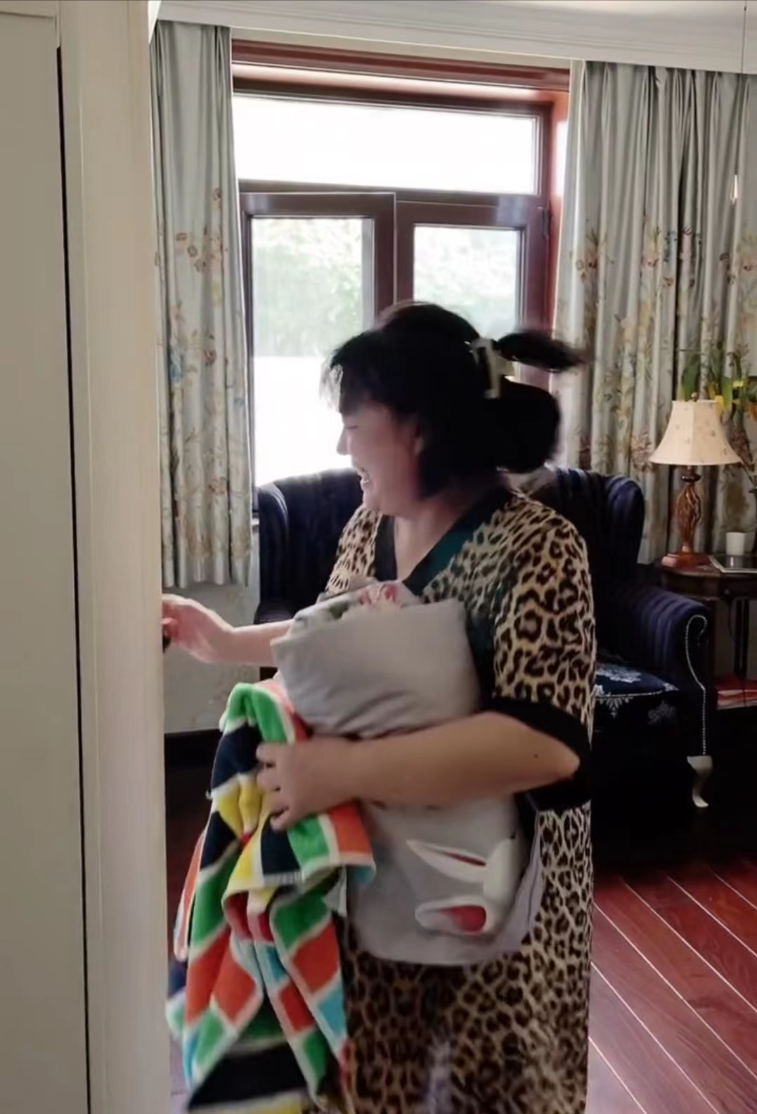 李菁菁個人資料簡介（夫妻暑假帶三娃超忙碌，一家五口很和諧）