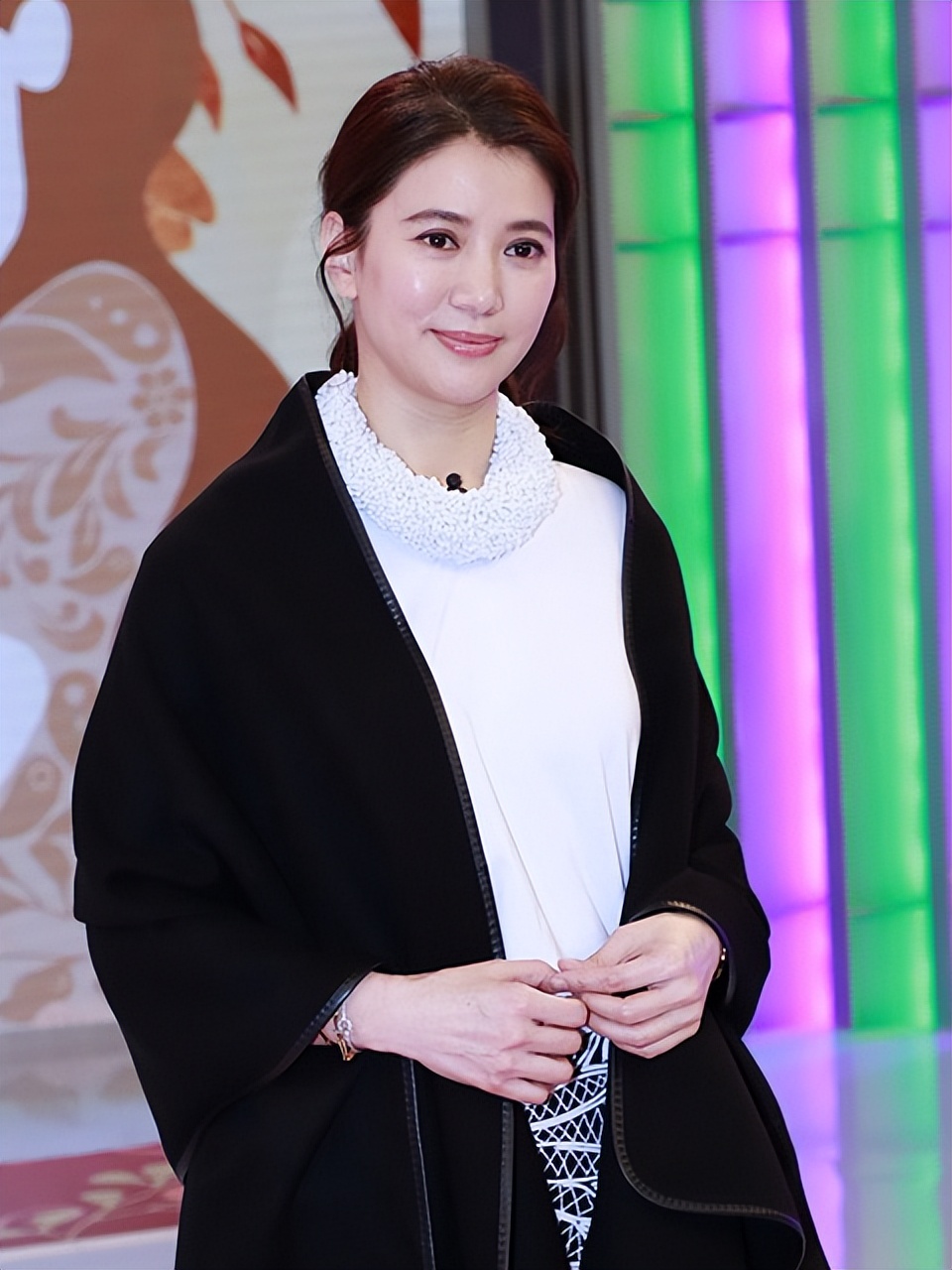 50歲袁詠儀的個人資料簡介（曬黃金週假期，素顏出鏡不見老態）