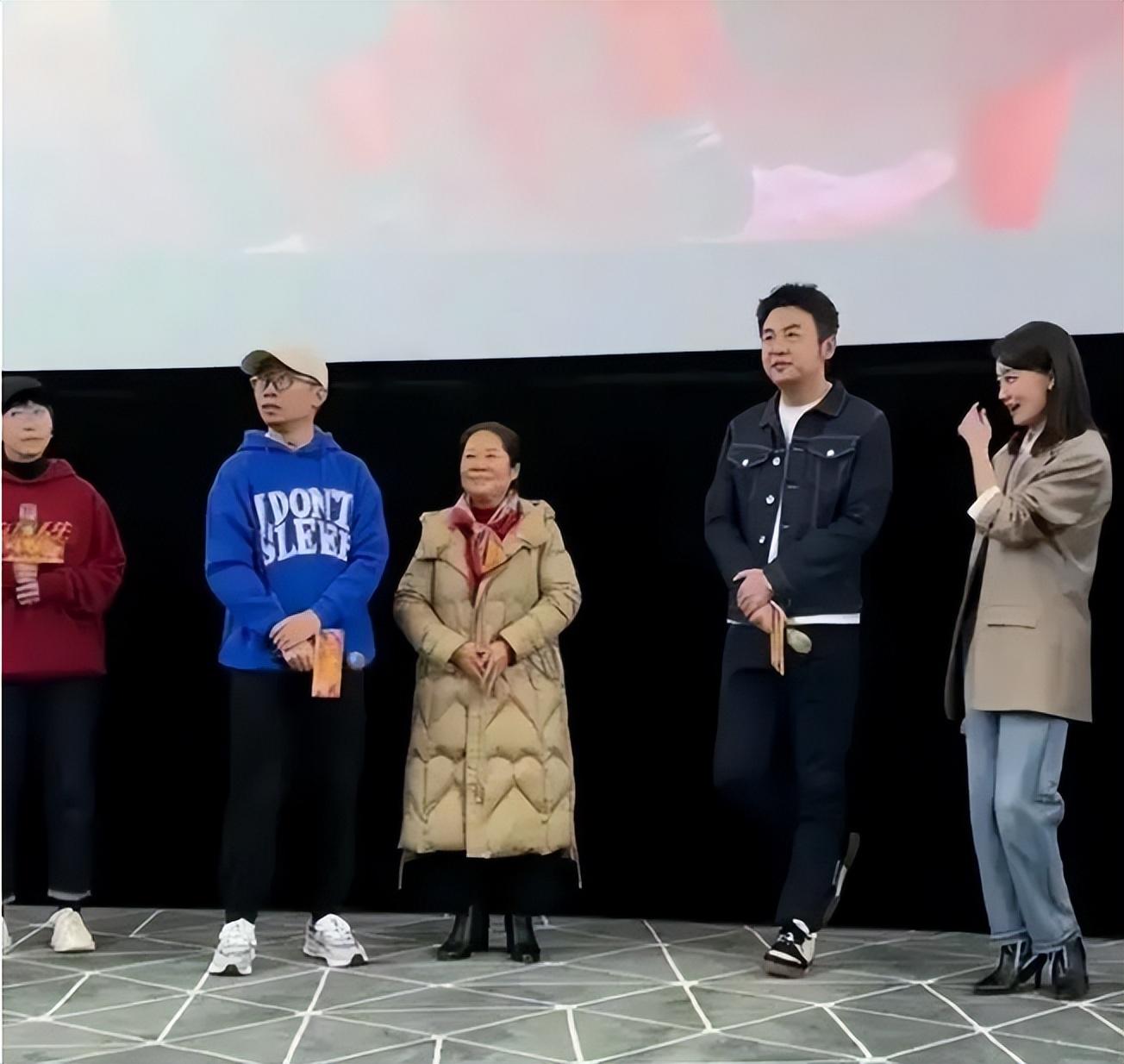 分手風波後楊迪帶母親出席活動遭群嘲，為何網友不肯放過他？