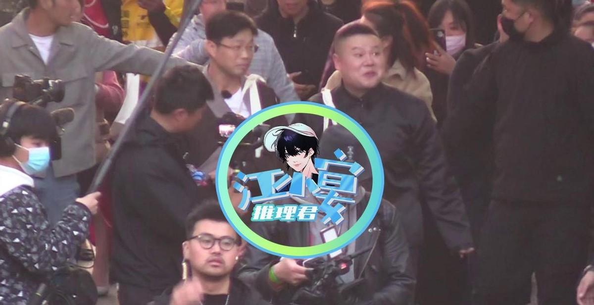 岳雲鵬被美女摸手揩油，微笑回應還反握，怕老婆吃醋表情秒嚴肅？