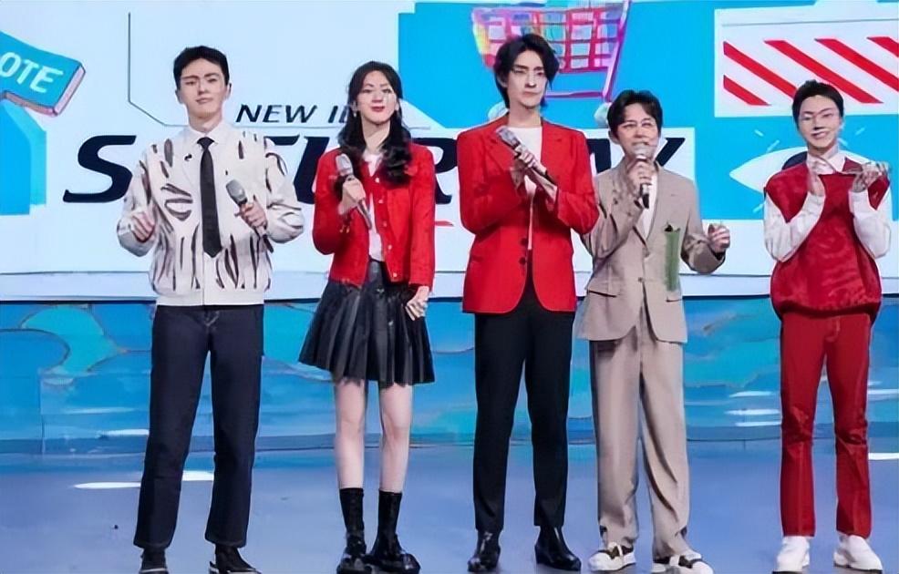 心疼何炅，好不容易培養了一個謝娜接班人，結果她還走了