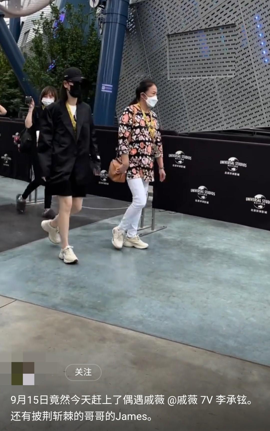 戚薇李承鉉一家罕見同框，全家一身黑遊環球影城，女兒長高了不少