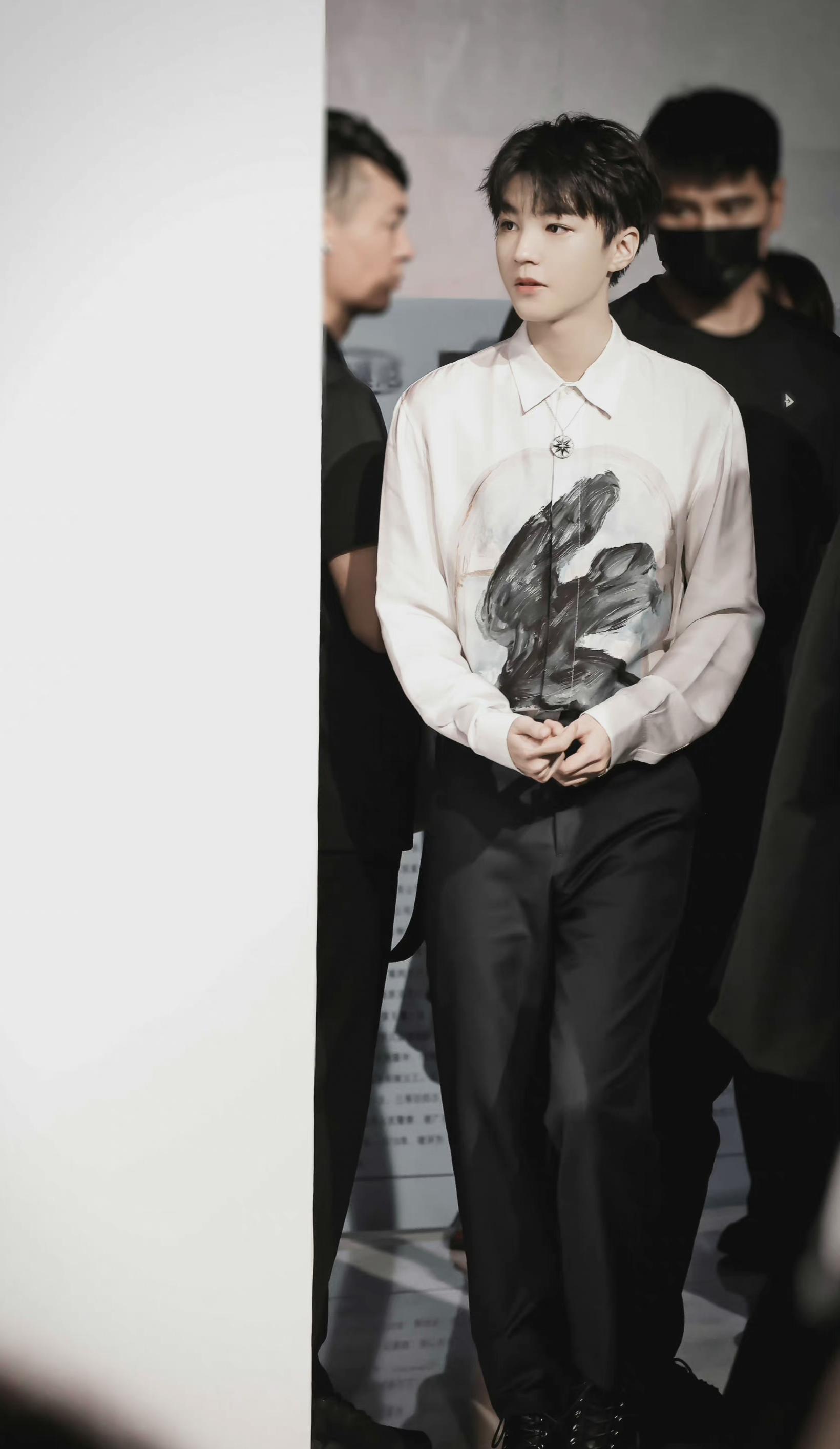 王俊凱出席新活動，紅毯生圖比官方精修圖還好看，身材比例絕了