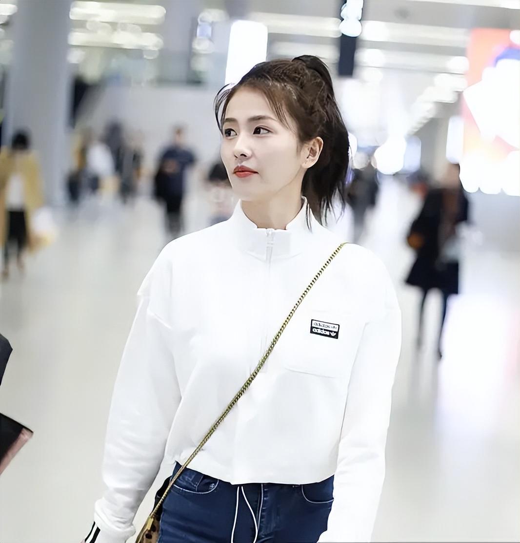 娛樂圈能笑得這麼肆無忌憚的，也就是白鹿了，這臉蛋一看就沒整容