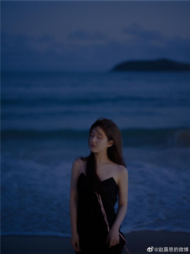 趙露思曬海邊光影氛圍大片 黑色吊帶清純又性感