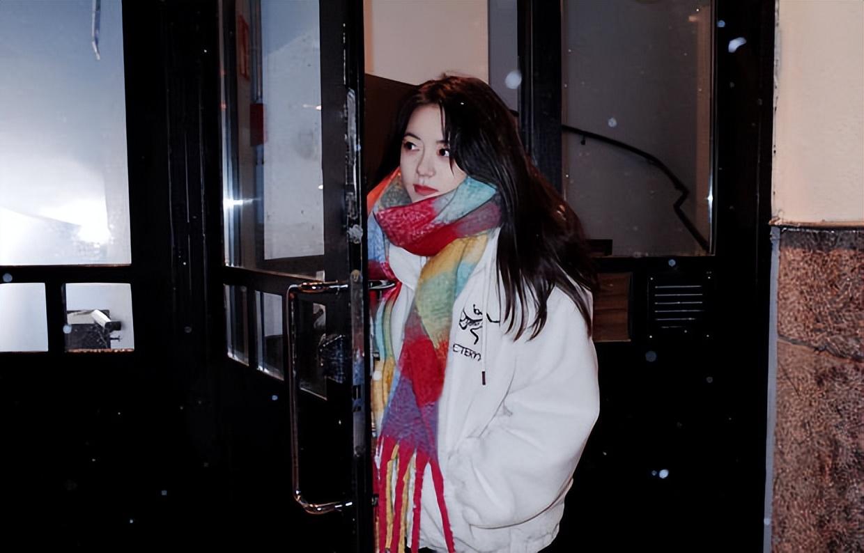 趙今麥曬芬蘭雪景隨拍 白棉服搭彩色圍巾偶像劇感十足