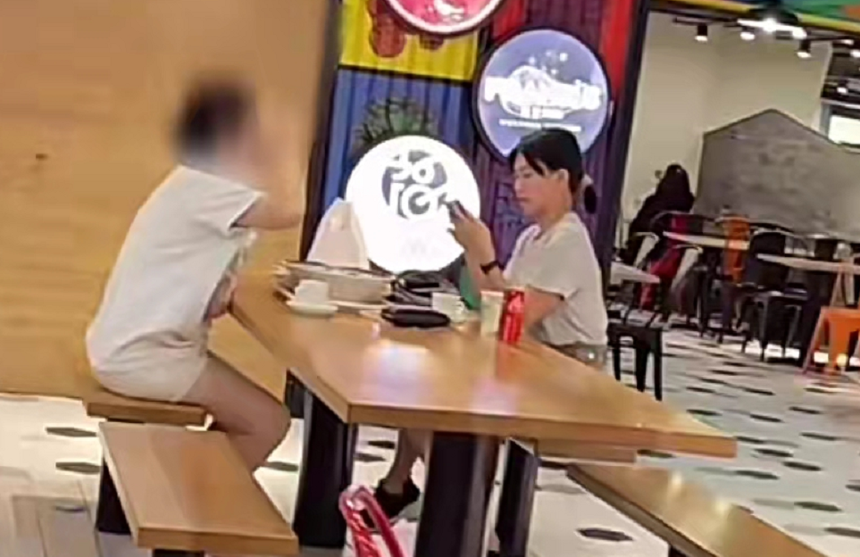 43歲孫燕姿個人資料簡介（小腹凸出被疑三胎，久居國外很愜意）