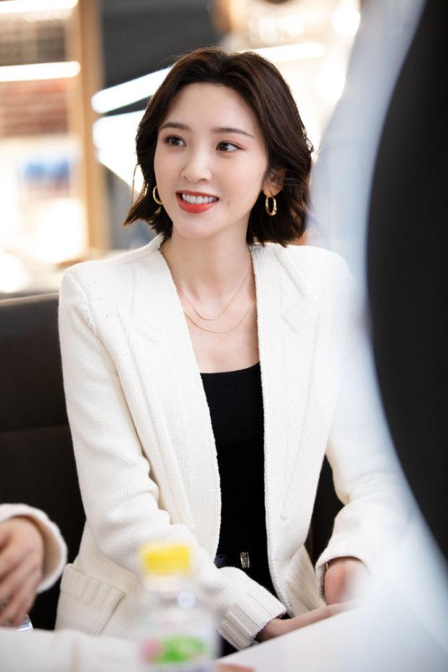 唐藝昕罕穿露臍裝秀身材，蠻腰長腿吸睛養眼，婚戒不離手秀足恩愛