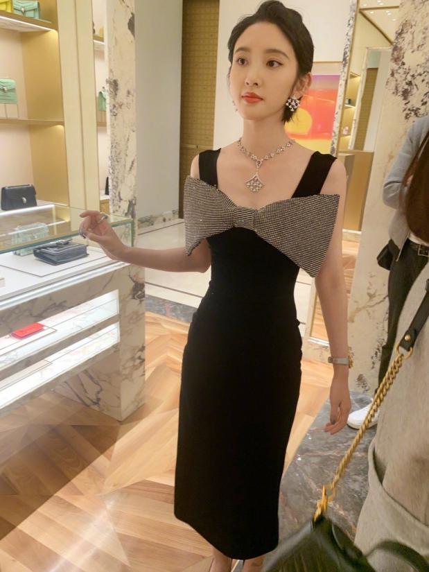 唐藝昕近照筷子腰吸睛，滿身珠寶壕氣十足，張若昀陪減肥瘦到脫相