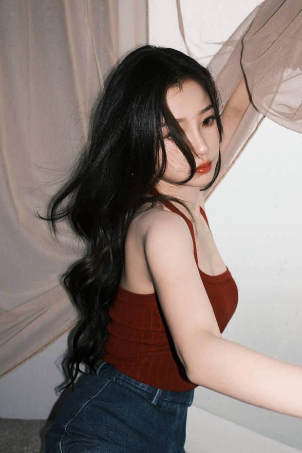 虞書欣紅唇吸睛港風大美人上線 秀髮飄逸性感嫵媚