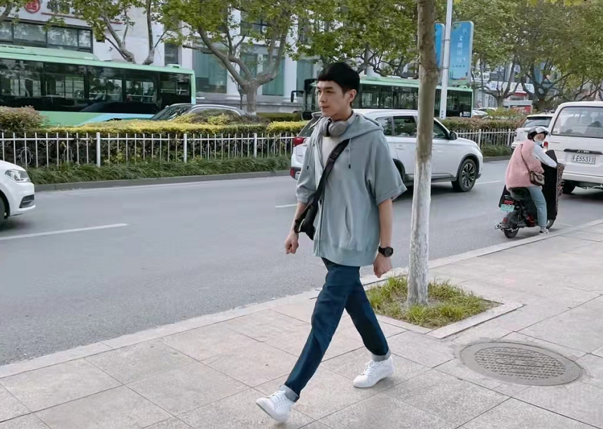 張若昀身體惹擔憂，現身馬路邊被指暴瘦成紙皮人，手暴青筋引圍觀