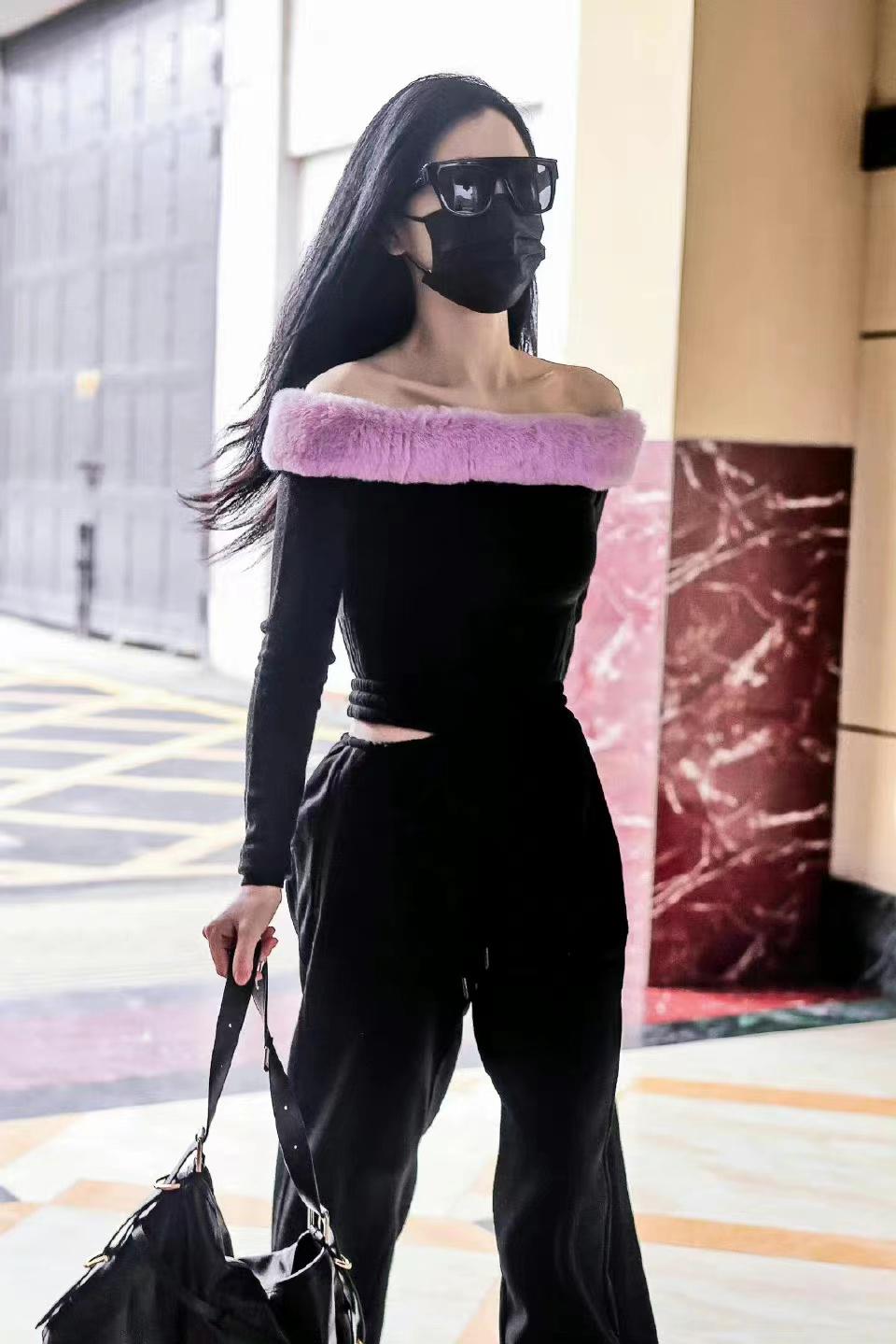 虞書欣上班私服路透，黑色粉領一字肩上衣配黑色寬褲，又美又颯