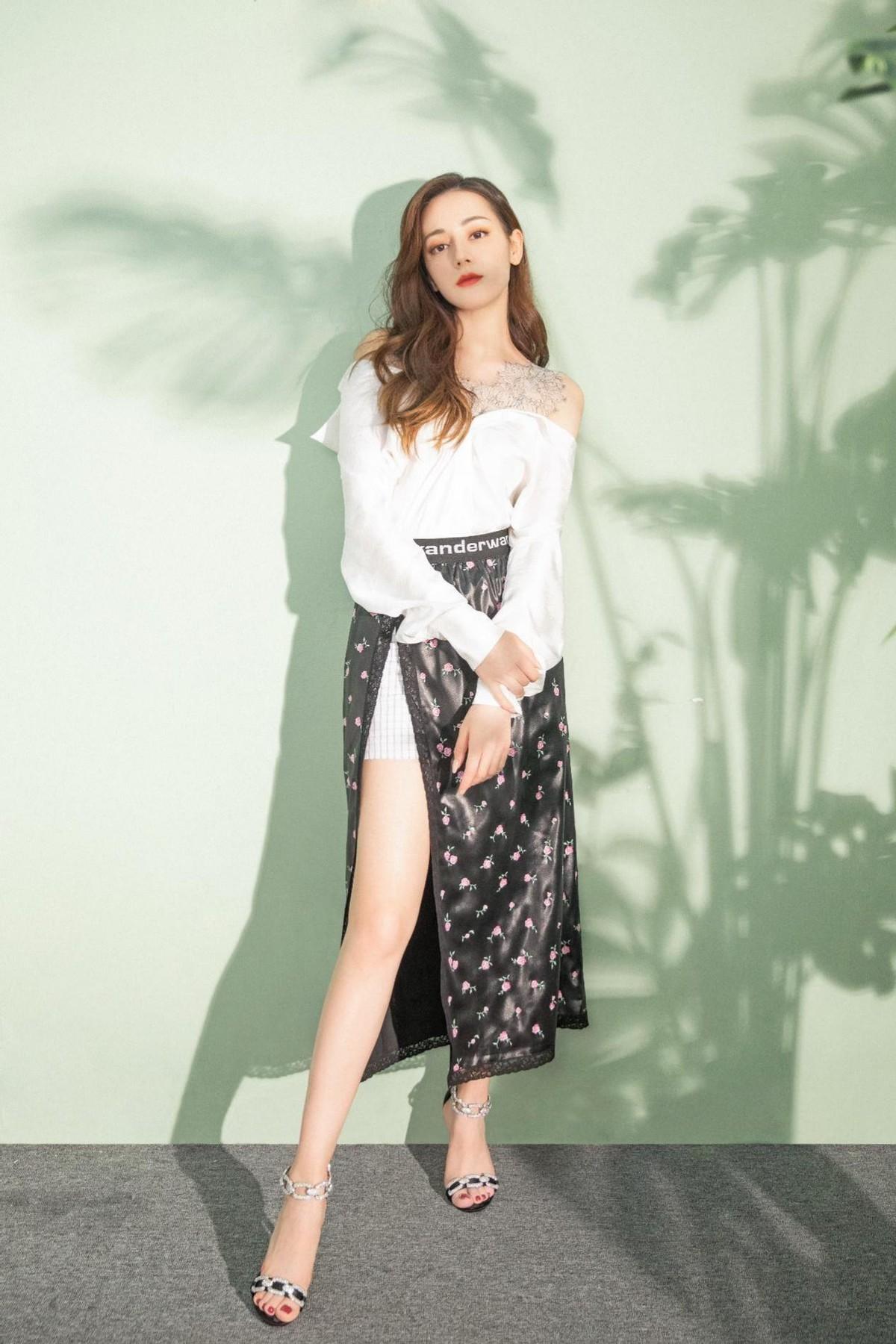 迪麗熱巴帶火了一種風格，叫“裙子上剪一刀”，漫畫腿真讓人上頭