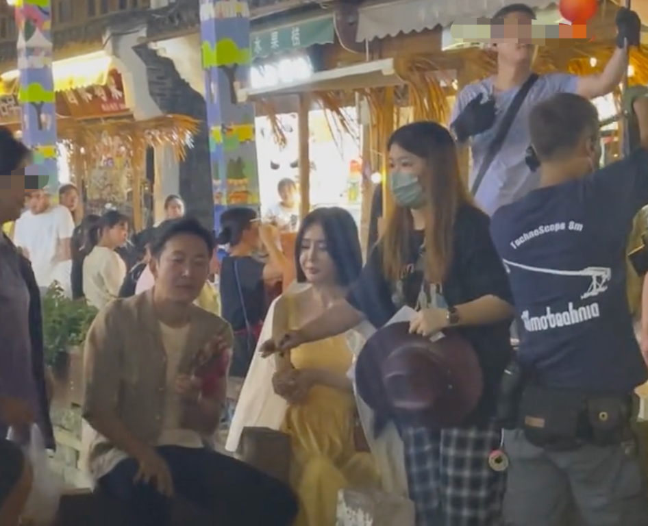 43歲秦嵐穿吊帶身材火辣，和王陽坐街頭吃烤串，大口擼串接地氣