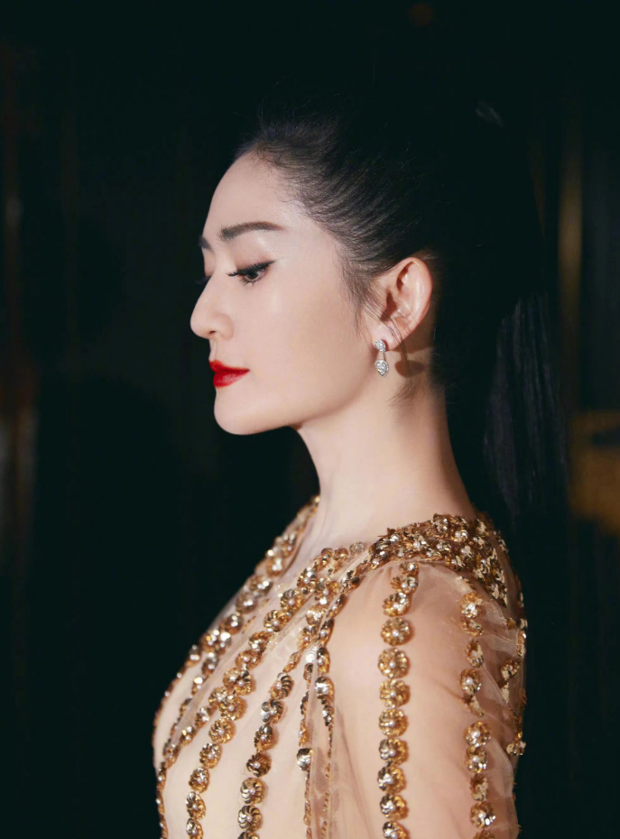 謝娜罕見走紅毯太搶風頭！穿深v裙塗紅唇拿出一姐架勢，美過孫儷