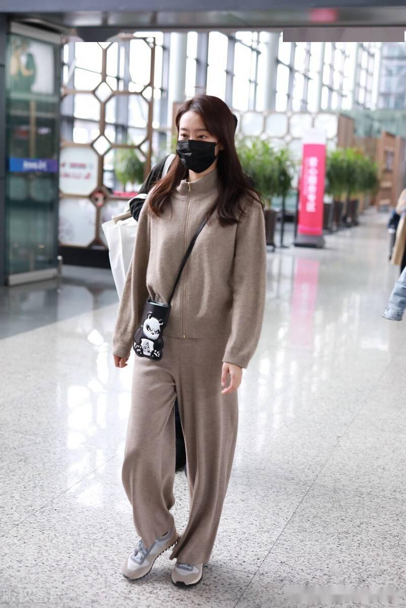 「張小斐」氣質越來越好，穿一套針織套裝看似普通，卻很有高級感