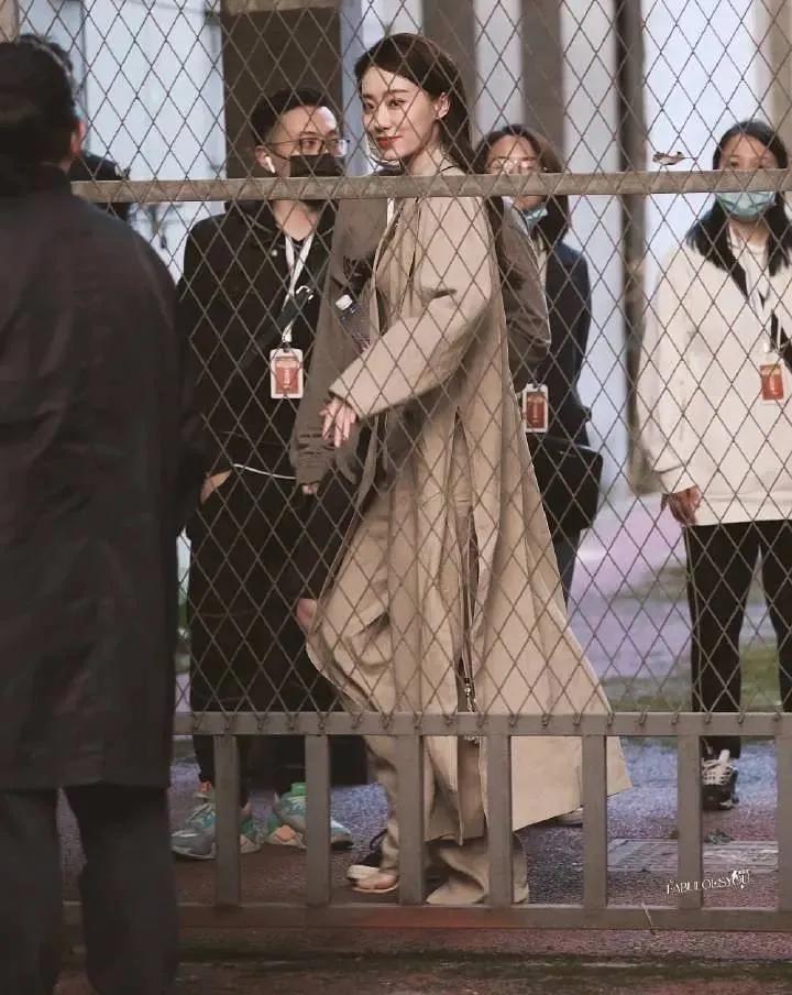 張小斐實火！一張下班圖被瘋傳，穿搭還上熱搜，成新晉帶貨女王