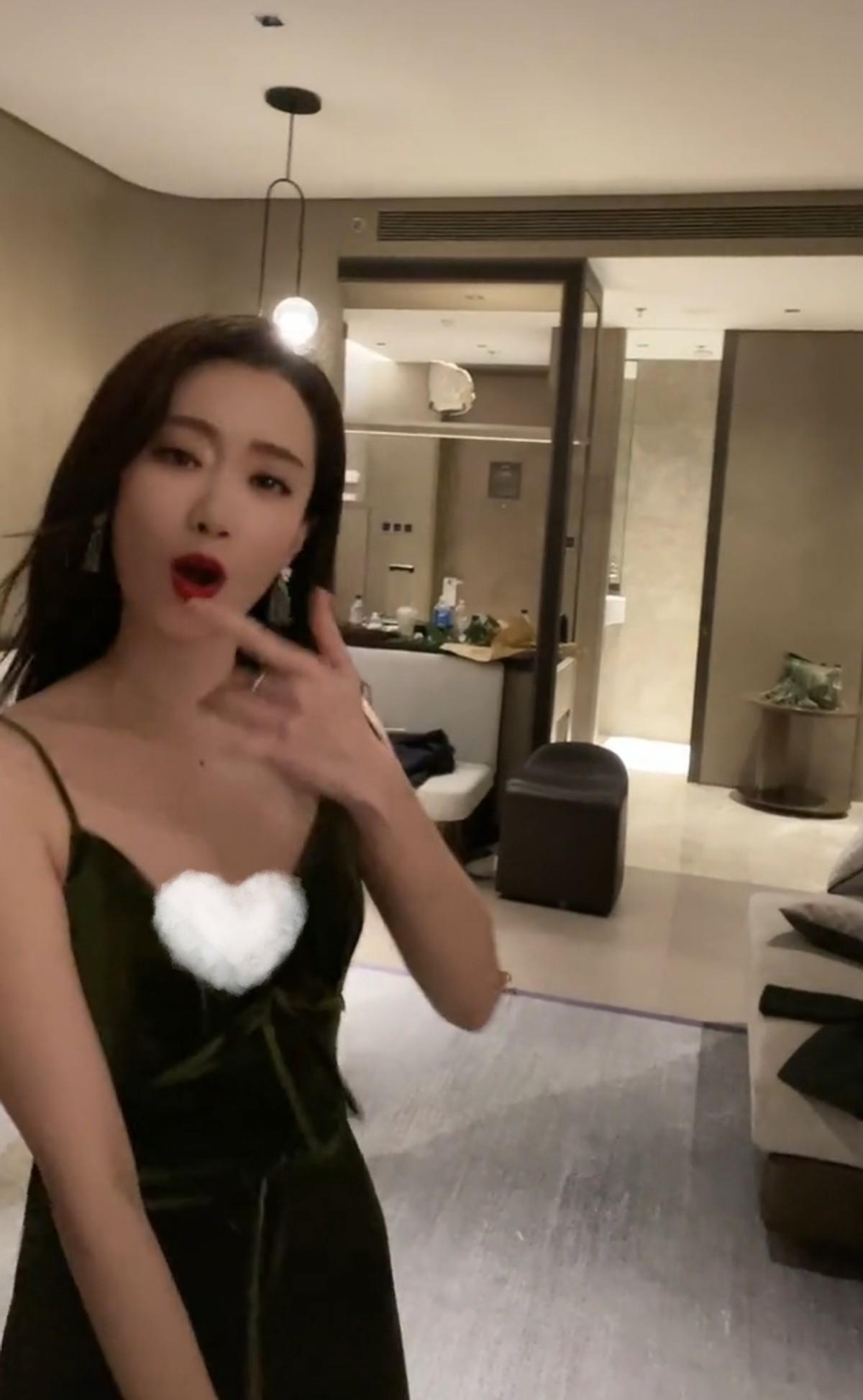 張小斐走完紅毯放飛自我，一腳踢開高跟鞋，赤腳跳舞長腿美背搶鏡