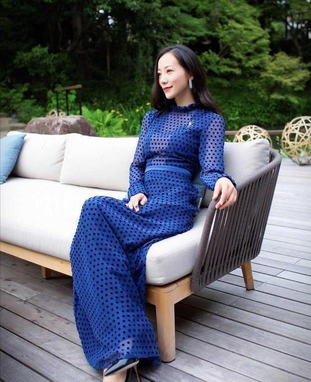韓雪身材真完美，一襲藍色洋裝氣質成熟，掩飾不住的凹凸感