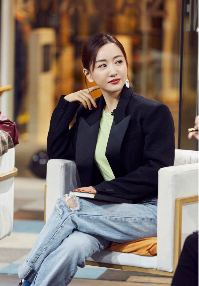 楊蓉雖小，但身材比例很出眾，穿西裝配牛仔褲也藏不住好氣質