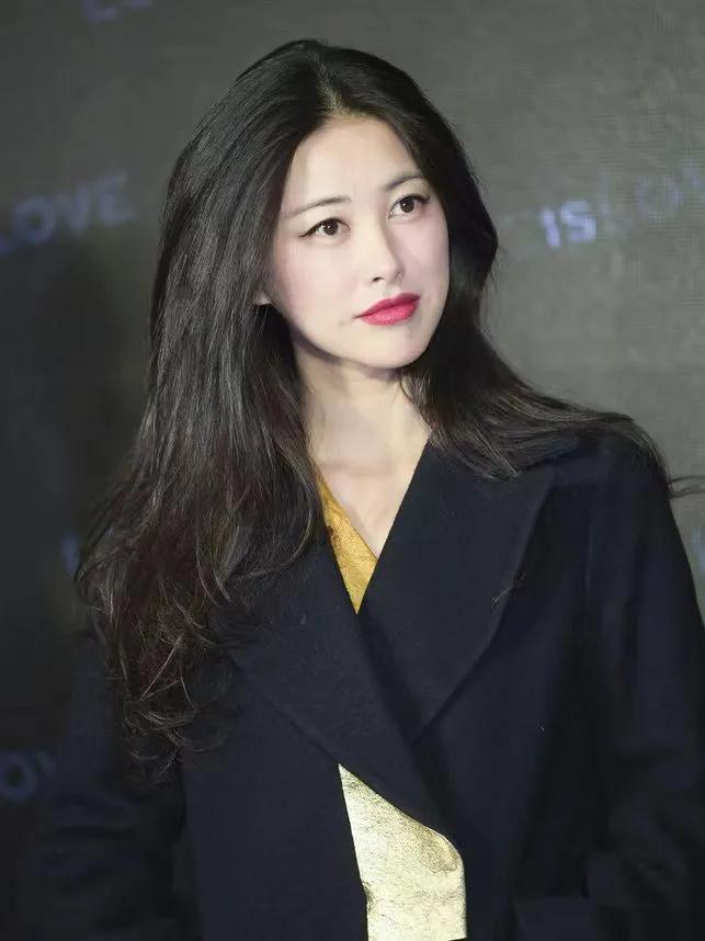 朱珠：家世與韓雪媲美，僅靠顏值俘虜富豪，資本在她眼裡不值一提